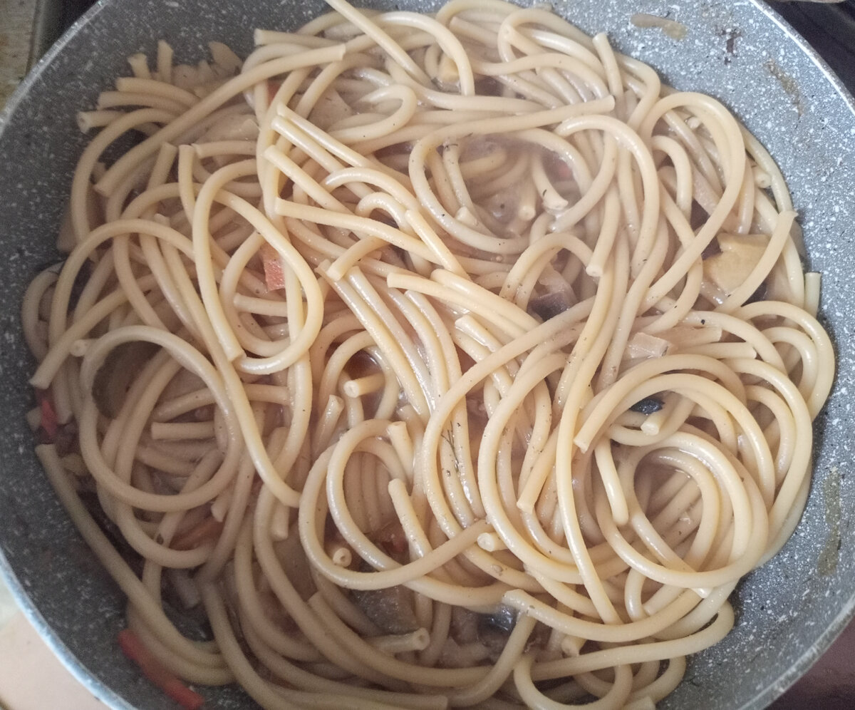 Вермишелевый суп. Суп вермишелевый с курицей. Спагетти с бульоном. Макароны в бульоне. Спагетти с бульоном.