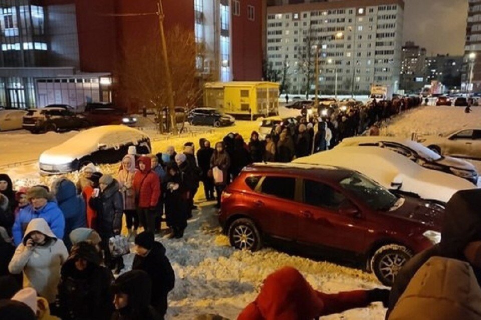     Раздача билетов на елку привела к огромным очередям. Фото: vk.com/nashe_rybatskoe