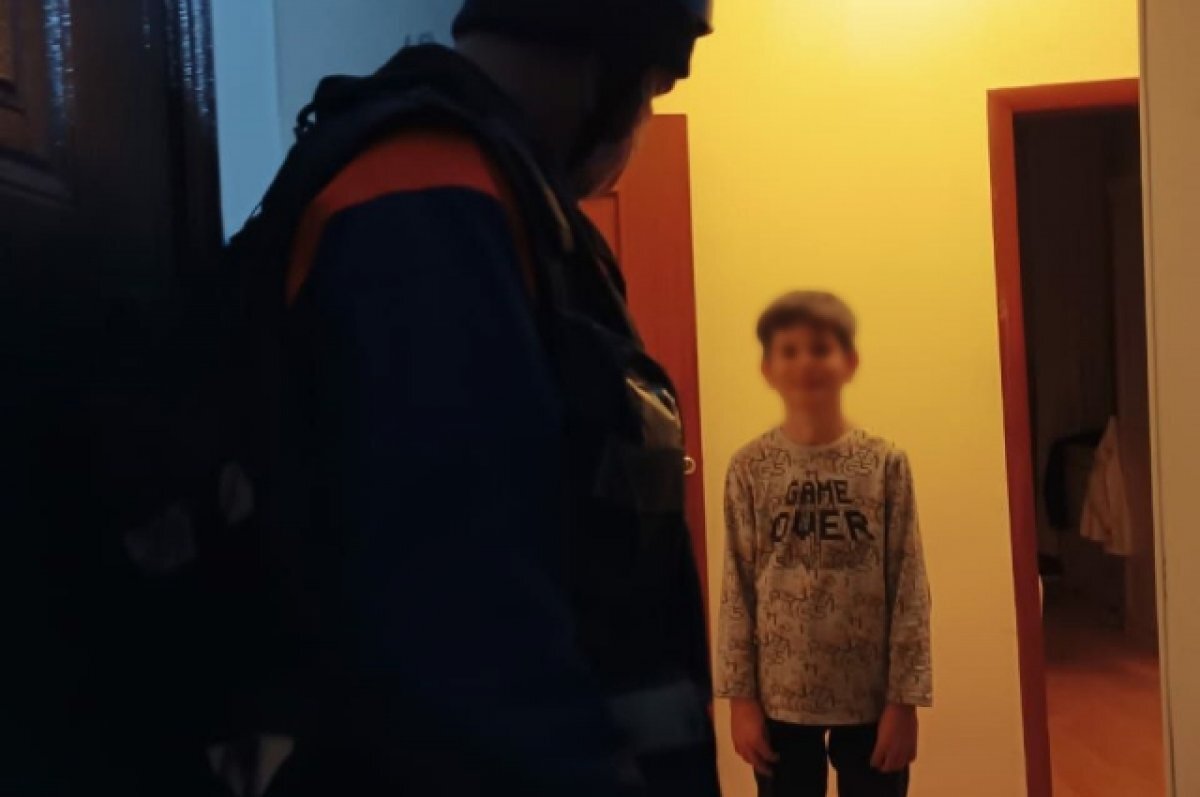    Чеченские спасатели вызволили школьника из запертой квартиры