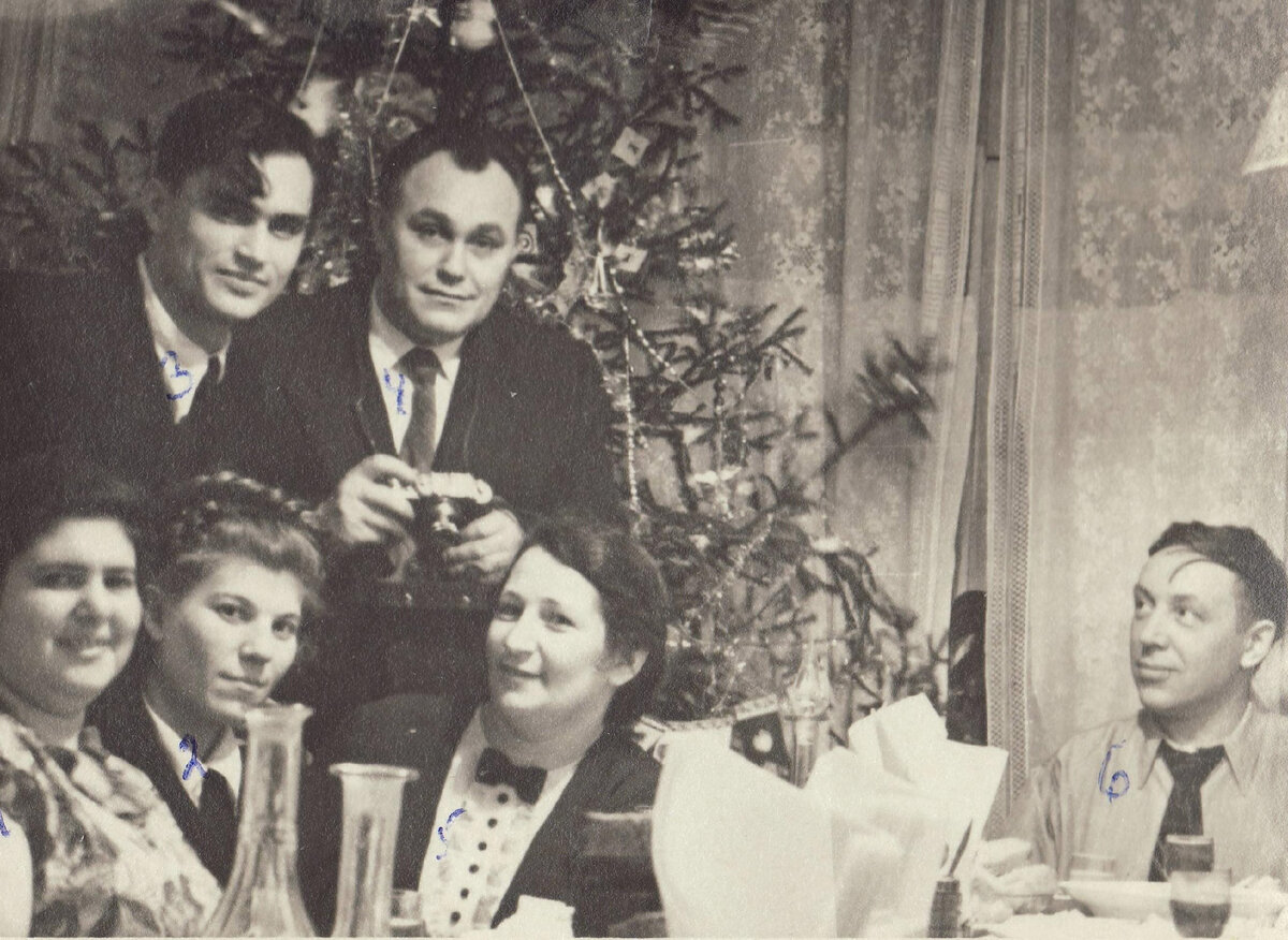 Люба сидит третья слева. Рядом с ней сидит дедушка Леня, но о нем рассказ будет позже