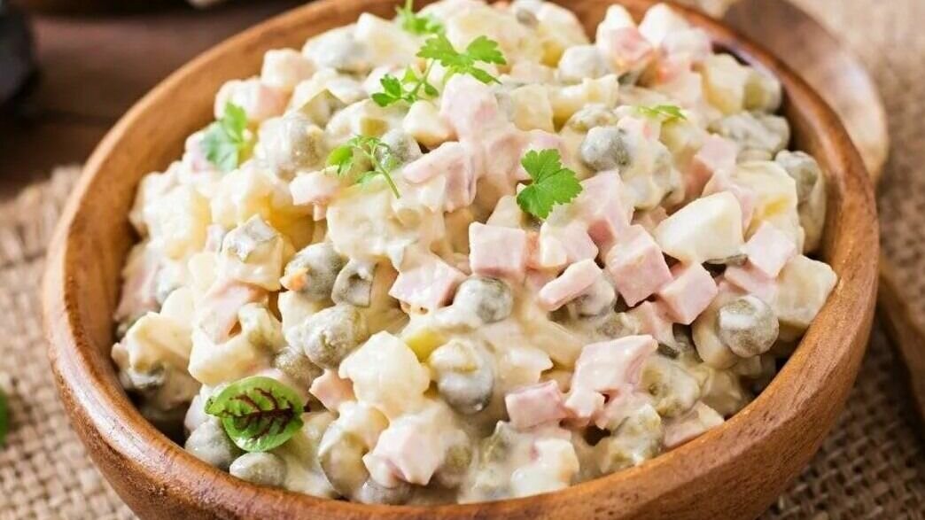     Росстат подсчитал, на сколько за год выросла стоимость приготовления популярных новогодних салатов «Оливье» и «Сельди под шубой». Специалисты выяснили, что в среднем набор для «шубы» подорожал на 8,53% — до 224 рублей, для «Оливье» на 5,52% — до 480 рублей.