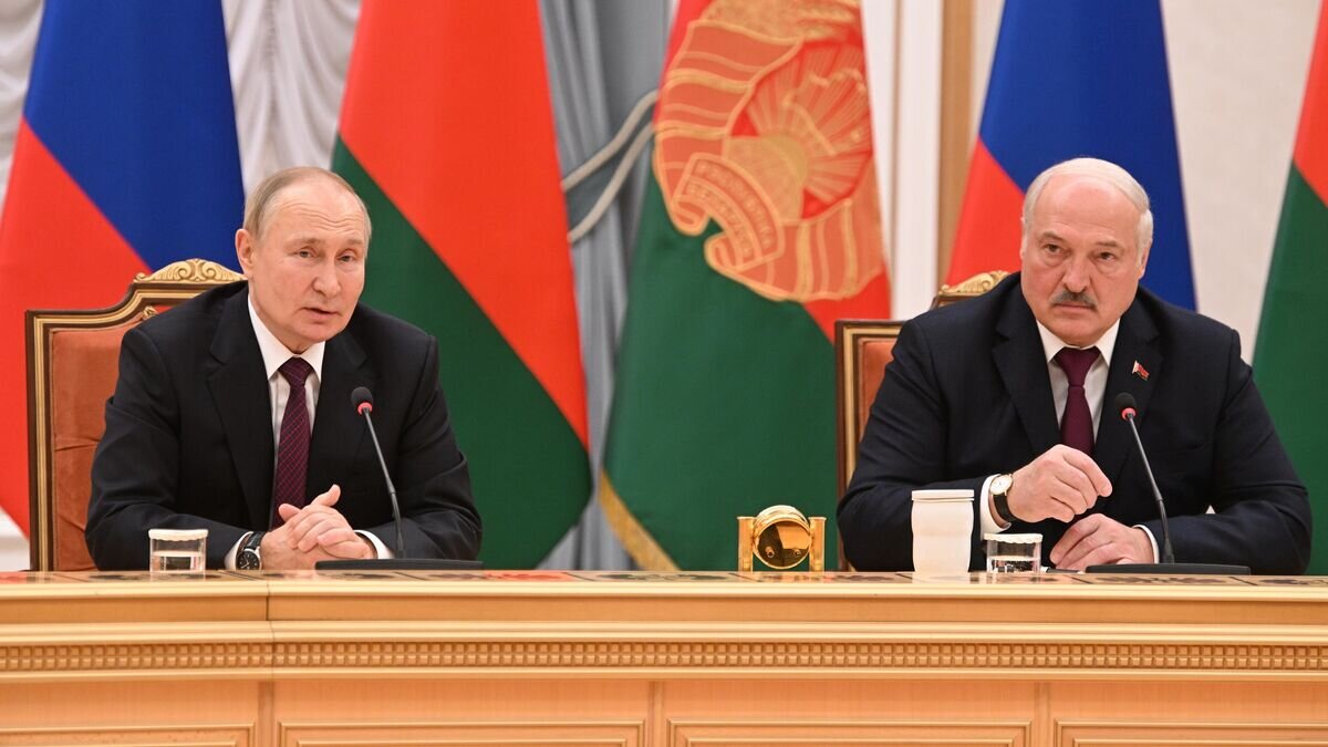    Президент РФ Владимир Путин и президент Белоруссии Александр Лукашенко во время встречи в Минске в расширенном составе© РИА Новости / Павел Бедняков