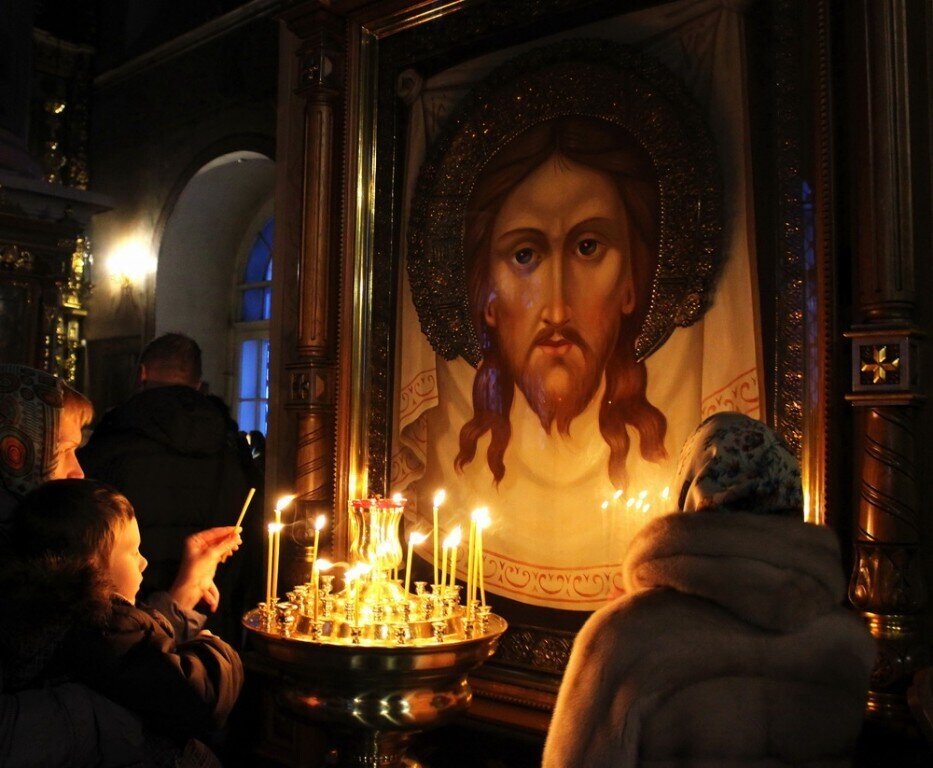 Икона Иисуса Христа с лампадой. Икона лампада Господа Иисуса Христа. Икона Христа в храме Христа Спасителя. Свечи перед иконой в храме. Можно ли молиться перед иконой