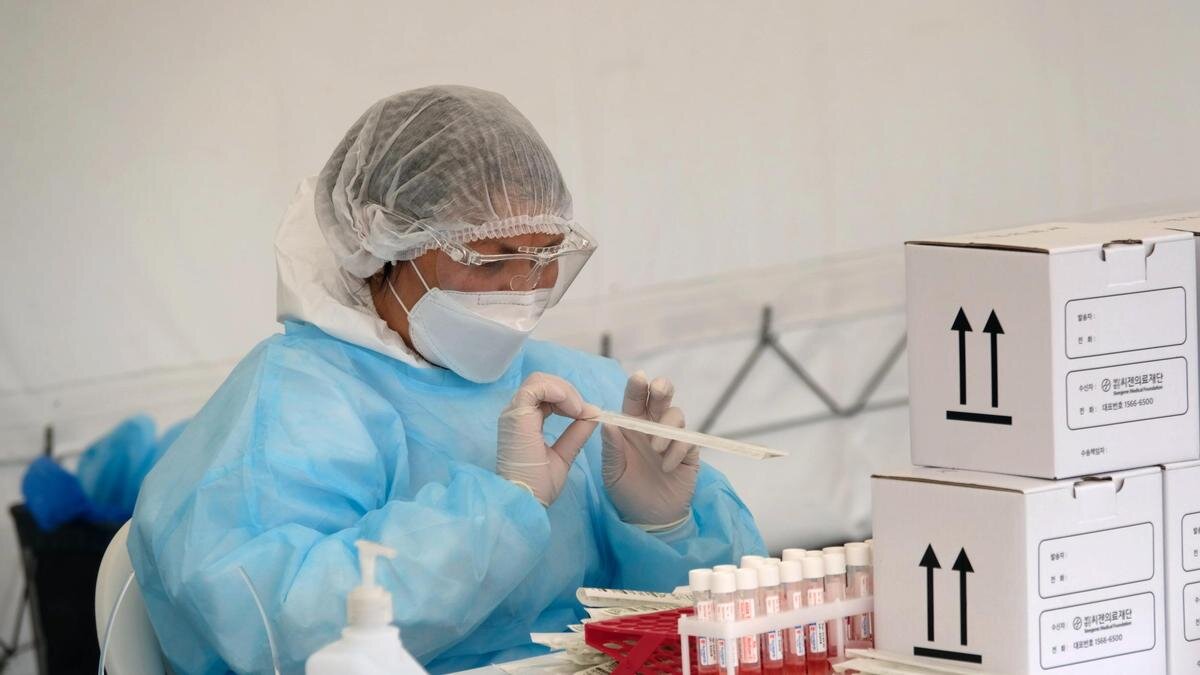    Медработник в защитном костюме:NUR.KZ / Владимир Третьяков