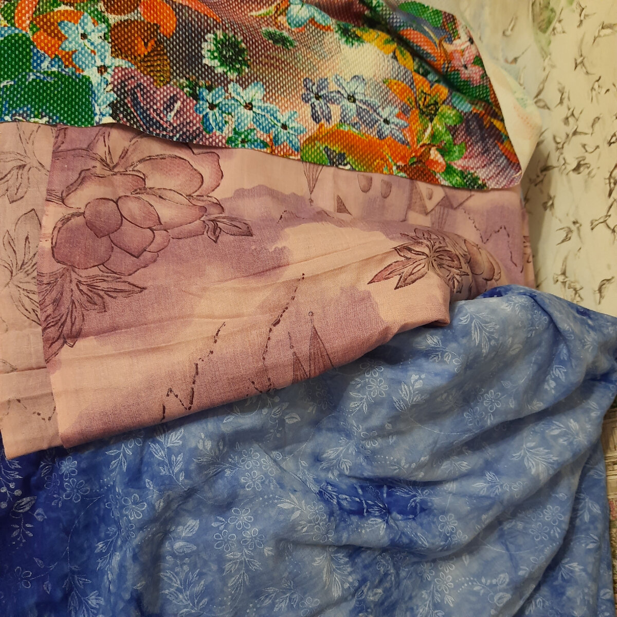 Не передать цвет. Градиент ярко-синий в голубой. Домики цвета какао, а яркий принт- это эффект 3д- потрясающие тряпочки