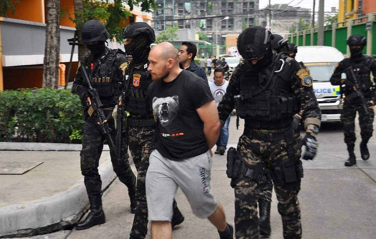    Сергей Медведев (в центре)  EPA-EFE/ROYAL THAI POLICE