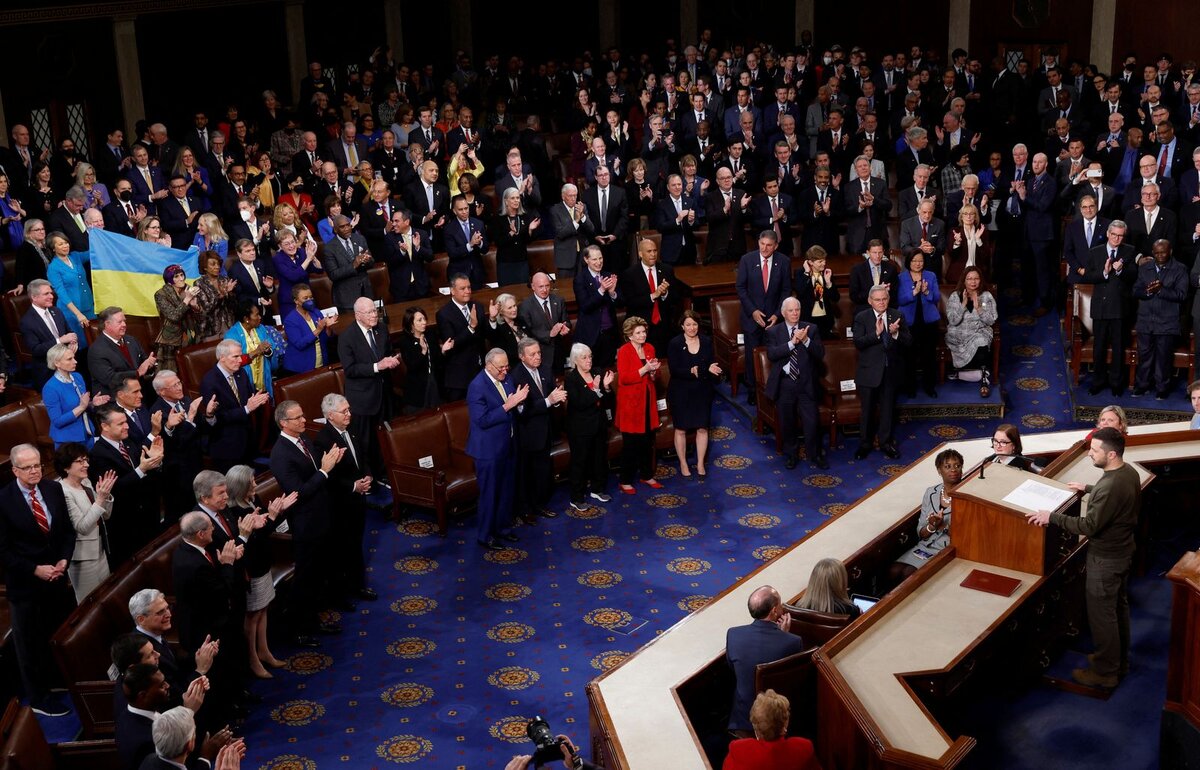 В Петербургском Русском музее есть картина "Заседание Государственного совета". Хотя детали важны, но лучше смотреть на неё с расстояния. Это фото выступления в Конгрессе наоборот. Лучше смотреть на увеличении. Тогда можно увидеть некоторые занятные детали.