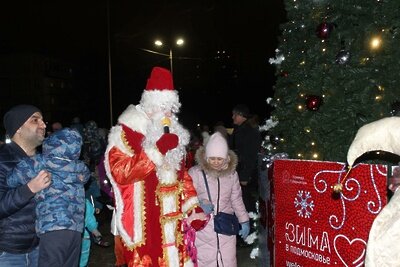    Новогодняя елка на площади у дома культуры «Октябрь» в Лосино-Петровском Новогодняя елка на площади у дома культуры «Октябрь» в Лосино-Петровском ©Валерия Тингаева Фото