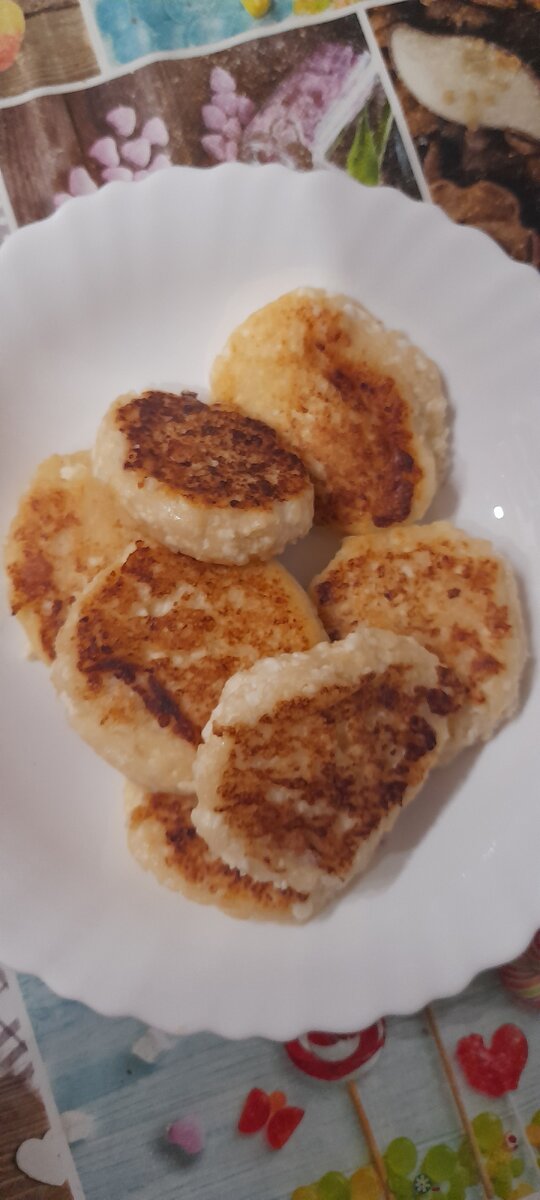 На завтрак были сырники, съела 3 штучки с кофе. На обед будет суп из щавеля. Что готовить на ужин - не знаю.