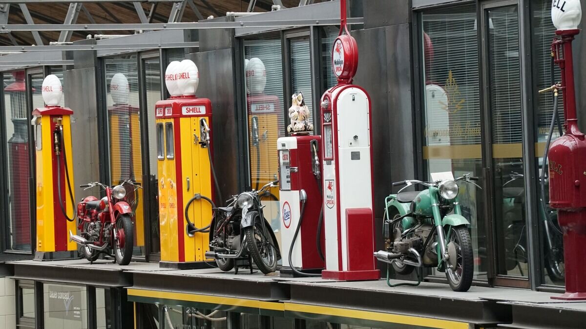    Стенд ретроавтозаправок, представленный на Classic Remise Berlin© РИА Новости / Игорь Зарембо