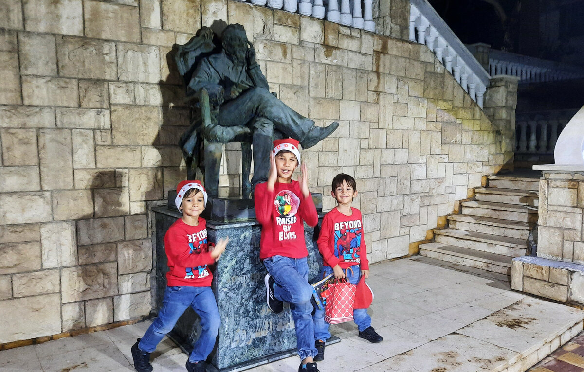 угадаете, кому памятник? В Русском доме в Каире, Египет.