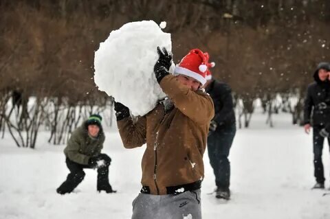 Снежки - это традиционная зимняя забава.