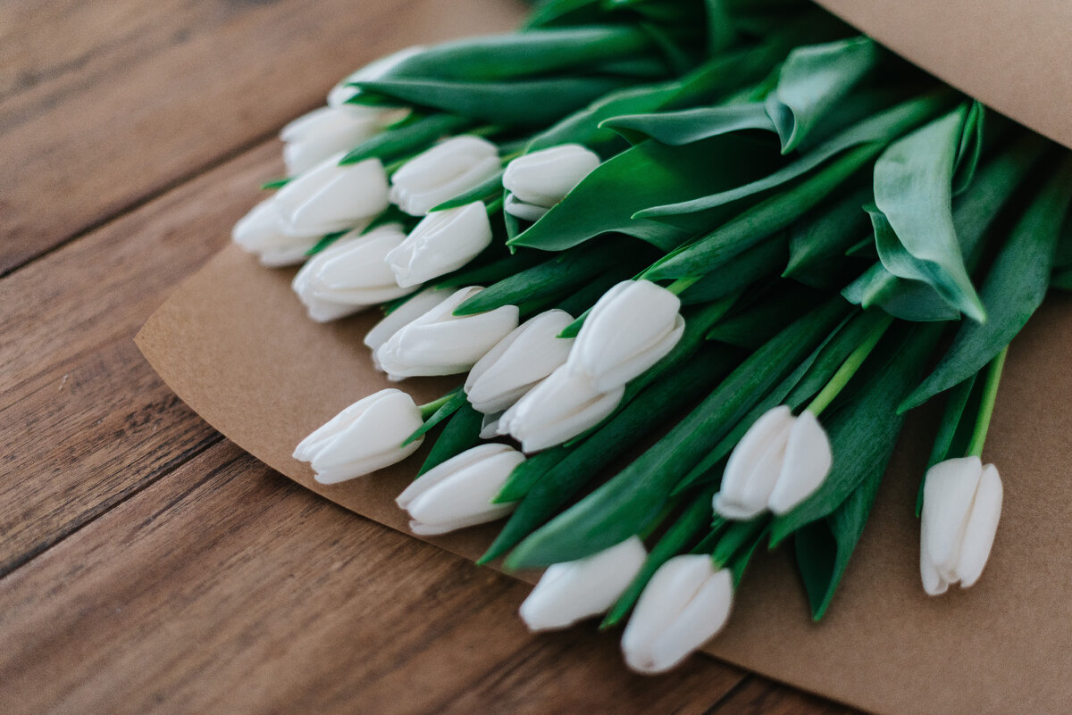 Источник фото: https://ru.wallpaper.mob.org/pc/image/man_made-flower-bouquet-tulip-white_flower-1004101.html 