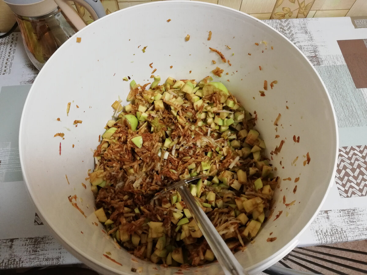 Измельчим яблоки