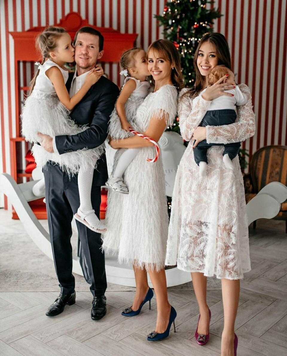     В 2022 году у падчерицы Александра родился мальчик.