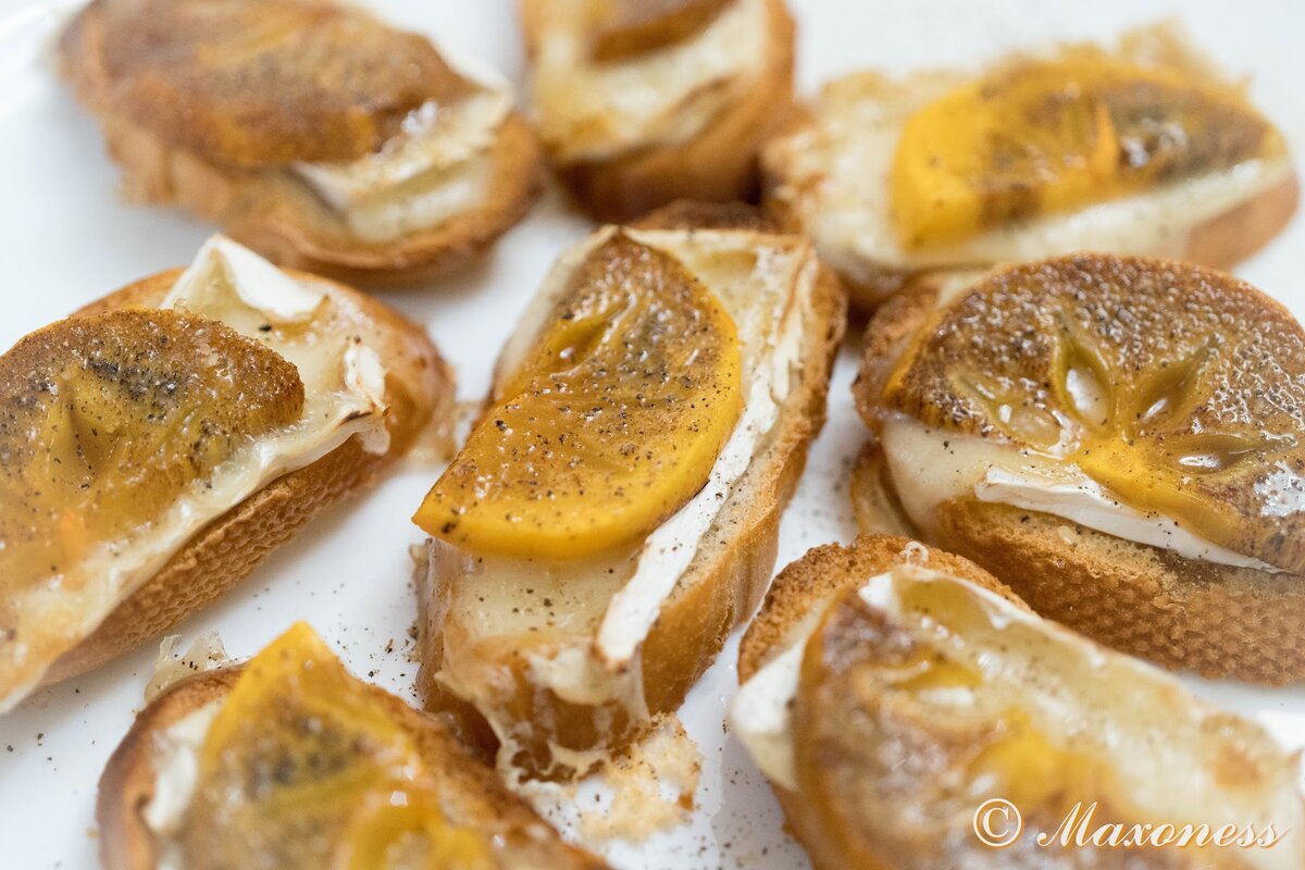 Кростини с хурмой и сыром бри