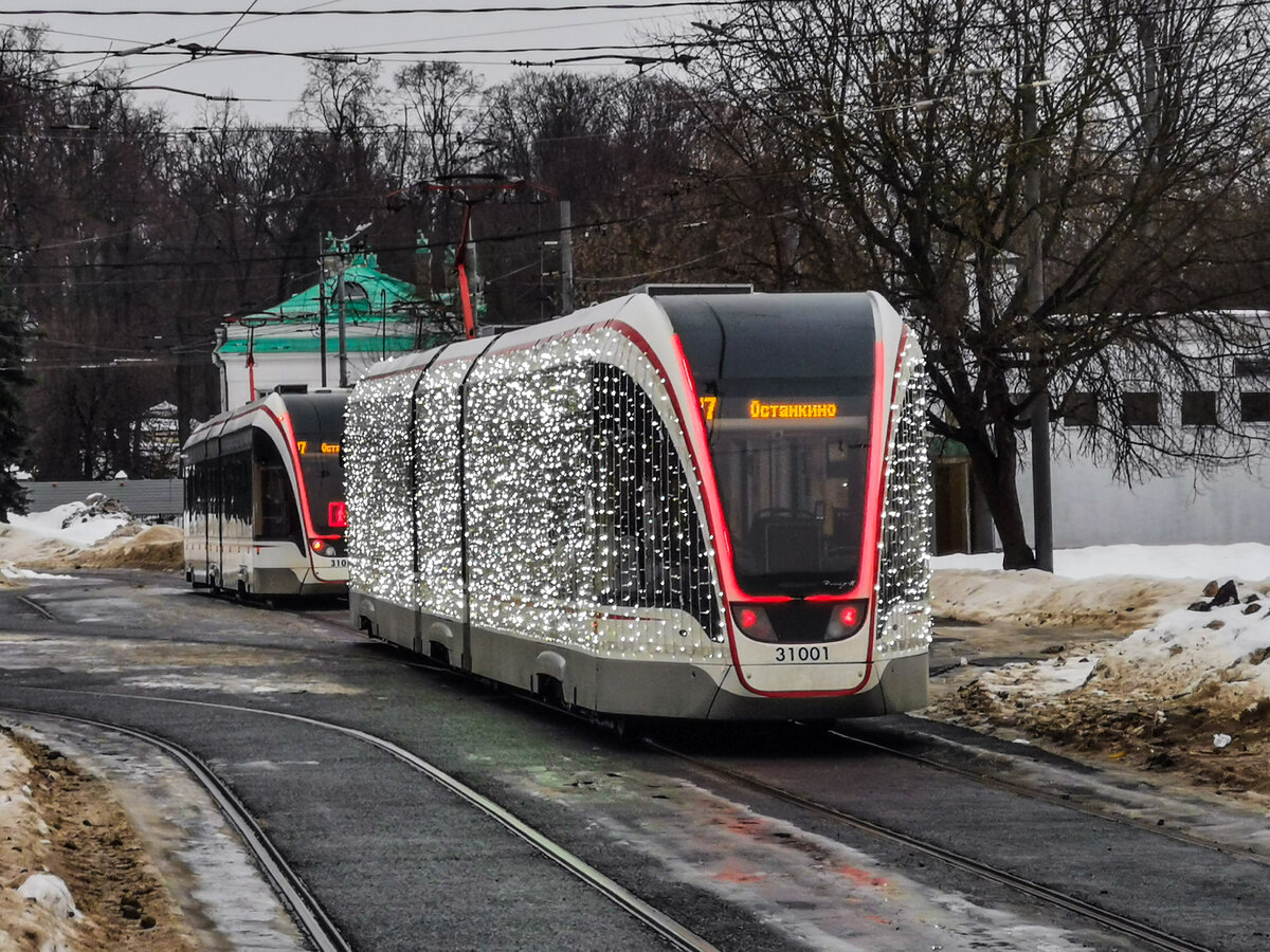 Новогодний трамвай на маршруте № 7. Конечная остановка "Останкино". 1-я Останкинская улица. 1 января 2023 года.