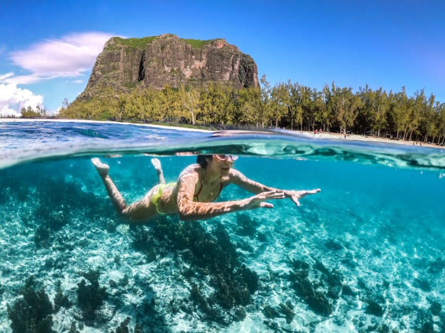 Поплавайте в прекрасных чистых водах полуострова Ле Морн © LeoPatrizi / Getty Images 