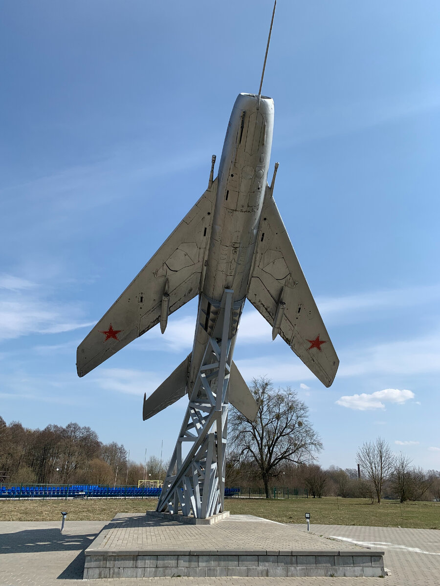 Символичной достопримечательностью города является также памятник самолету МиГ-19: на протяжении 1960-х эта крылатая машина поднималась в небо со Щучинского аэродрома.
Фото "Путешествуем по Беларуси" апрель 2021 г.