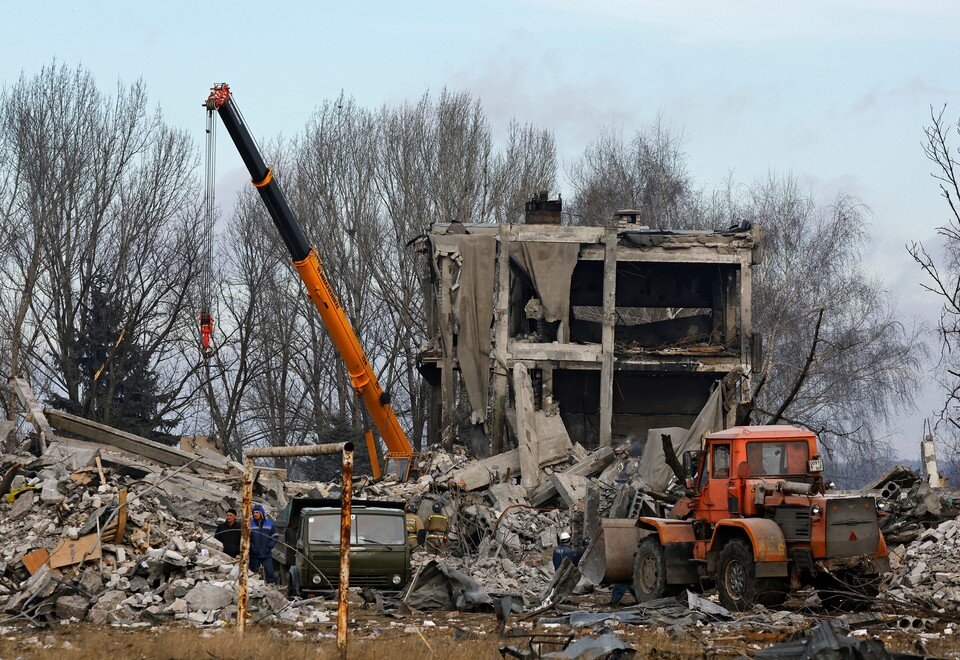     Под завалами в Макеевке погибли десятки мобилизованных россиян.  REUTERS