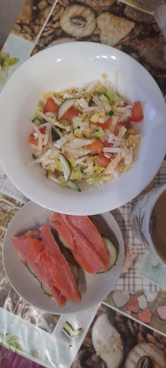 На завтрак доедала рыбу. 