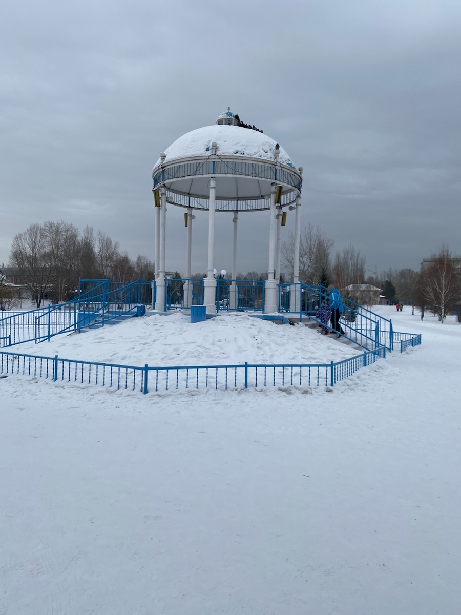 Рядом с фонтаном 