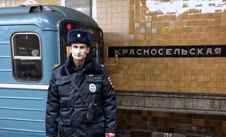 Он сумел вытащить из-под прибывающего поезда упавшую девушку. Фото https://fishki.net.