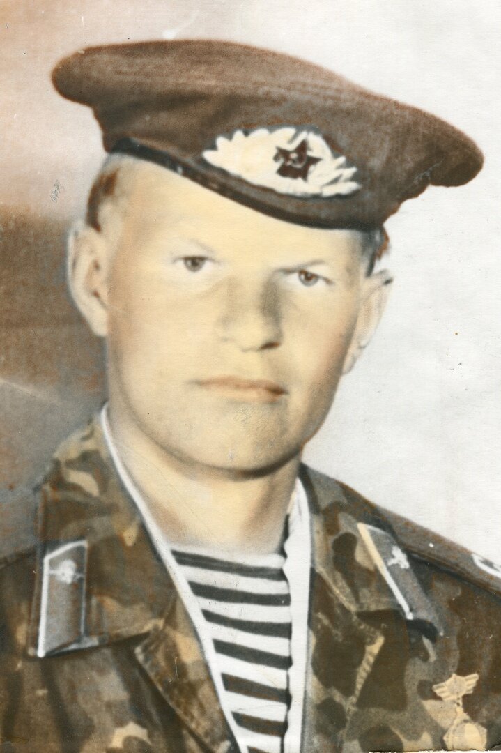 Вот такой портрет висел дома на стене у одного из наших клиентов, и время, и ультрафиолет сделали своё дело.