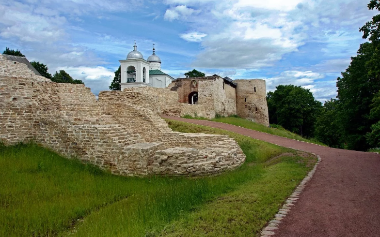 Каменная крепость Изборск в Пскове