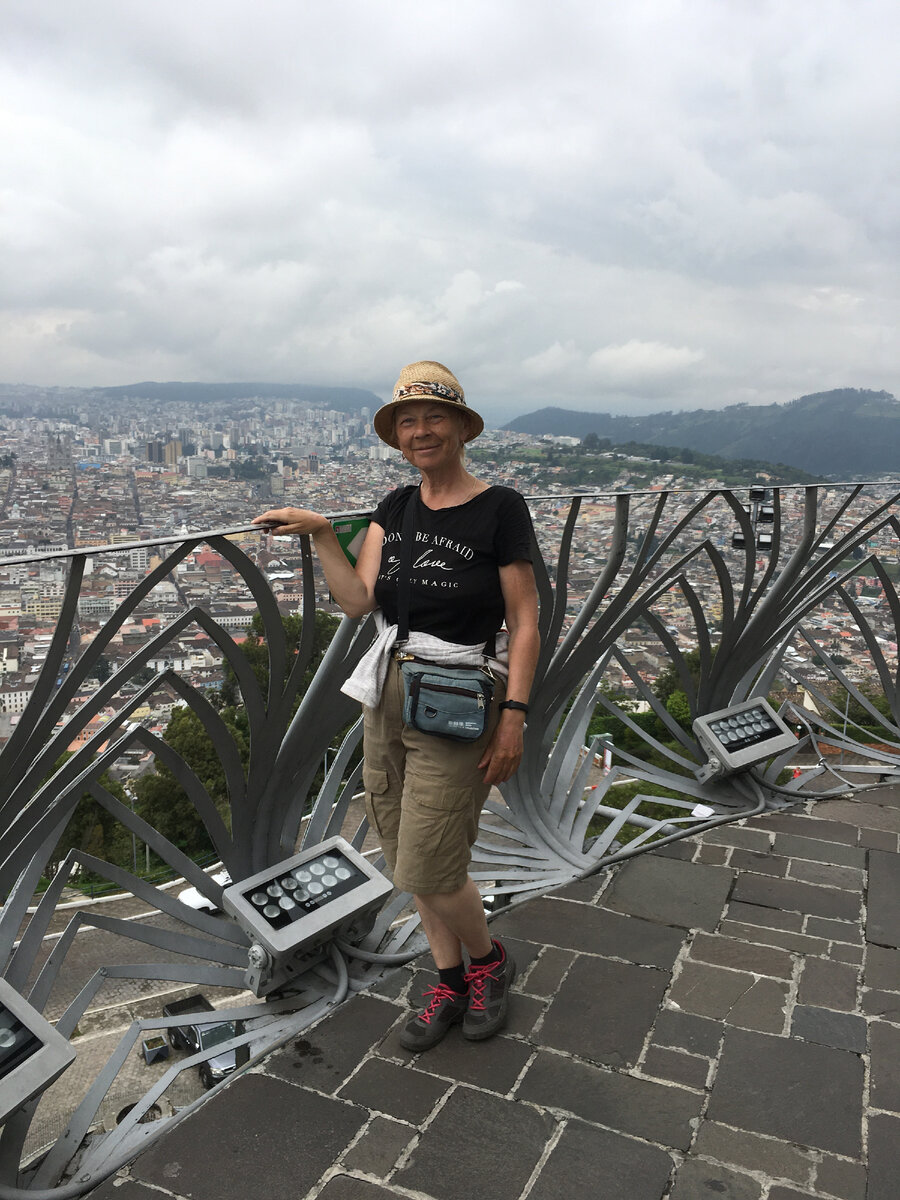 Автор канала на смотровой площадке у большой алюминиевой статуи Богоматери в Кито, столице Эквадора