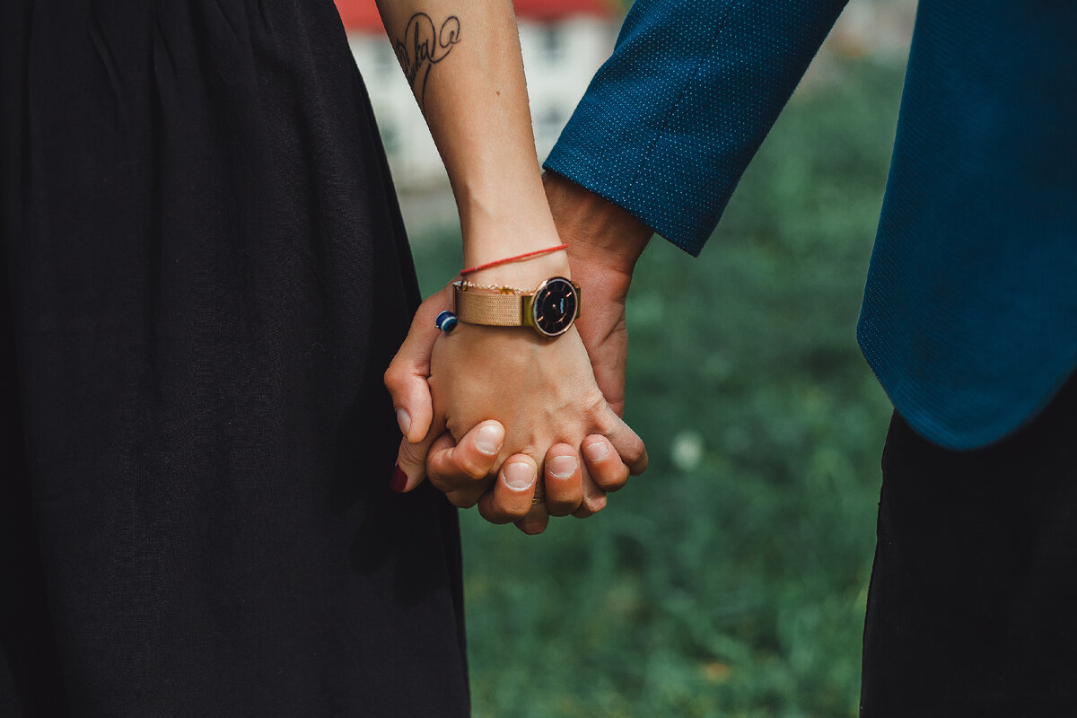 <a href="https://ru.freepik.com/free-photo/couple-in-love_1616473.htm#query=%D0%BC%D1%83%D0%B6%D1%87%D0%B8%D0%BD%D0%B0%20%D0%B8%20%D0%B6%D0%B5%D0%BD%D1%89%D0%B8%D0%BD%D0%B0%20%D0%B4%D0%B5%D1%80%D0%B6%D1%83%D1%82%D1%81%D1%8F%20%D0%B7%D0%B0%20%D1%80%D1%83%D0%BA%D0%B8%20%D1%84%D0%BE%D1%82%D0%BE&position=19&from_view=search&track=ais">Изображение от sergeycauselove</a> на Freepik