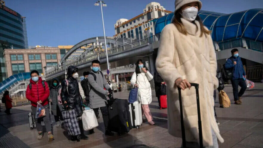     На следующей неделе в Китае начнутся праздники в преддверии Нового года по лунному календарю, что угрожает новой вспышкой. Власти и медики призвали людей не навещать своих пожилых родственников, чтобы не заразить их.