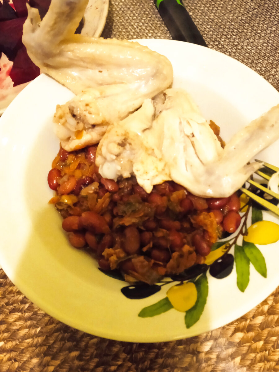 Фасоль с луком, курица тушеная. 