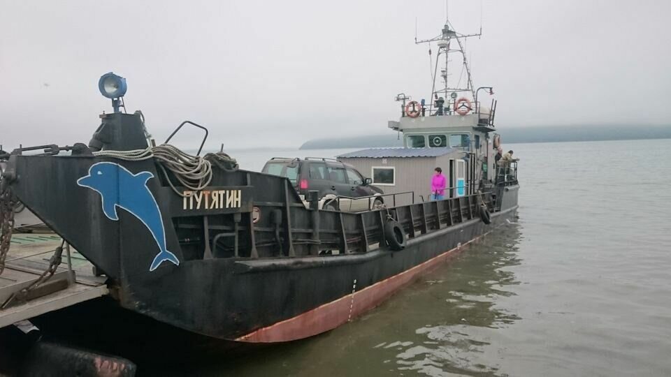     Жители острова Путятина в Приморье жаловались на отсутствие переправы вплоть до 16 января 2023 года. Однако сейчас долгожданный плашкоут запущен: его уже ждут на пирсе.