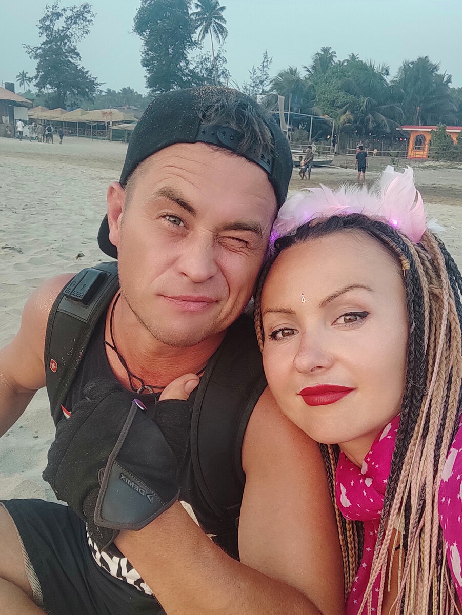 Привет, мы Лёша и Катя и этот блог ведётся от женского лица. Лёша зимует в Гоа 10 лет, а я только третью зиму, но уже перестала чувствовать себя туристом