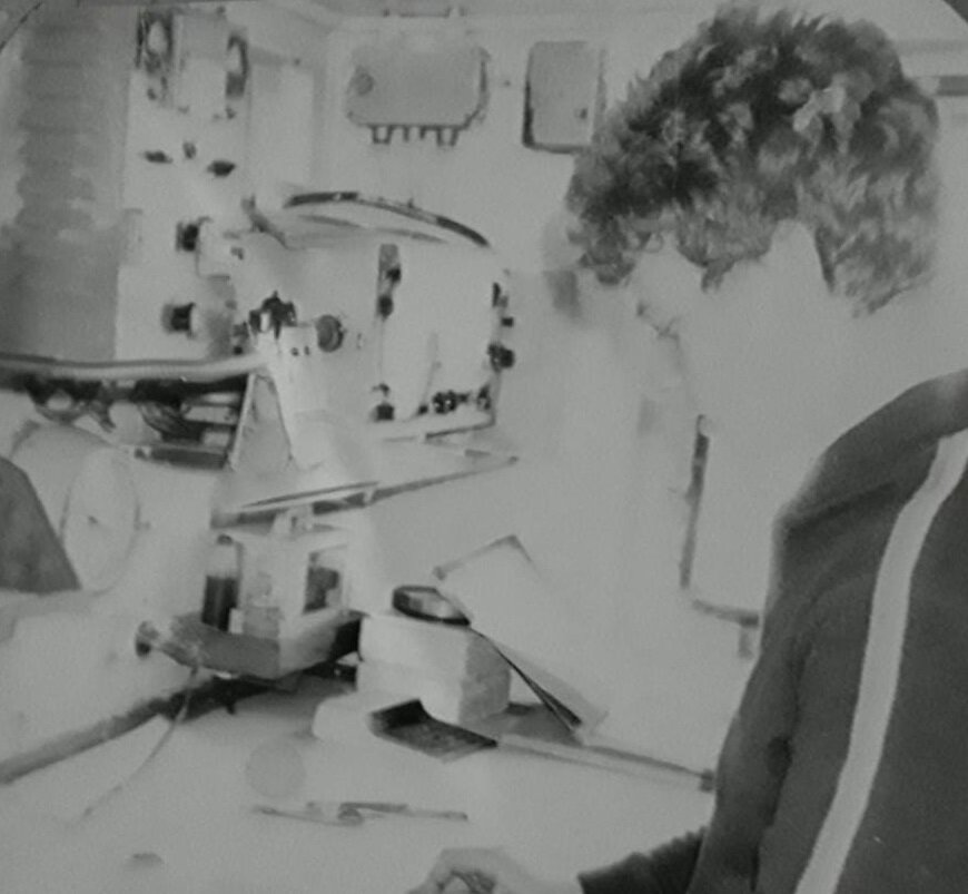 Александр Осипов в штурманской рубке БМРТ "Зарница" на практике в 1987 году.