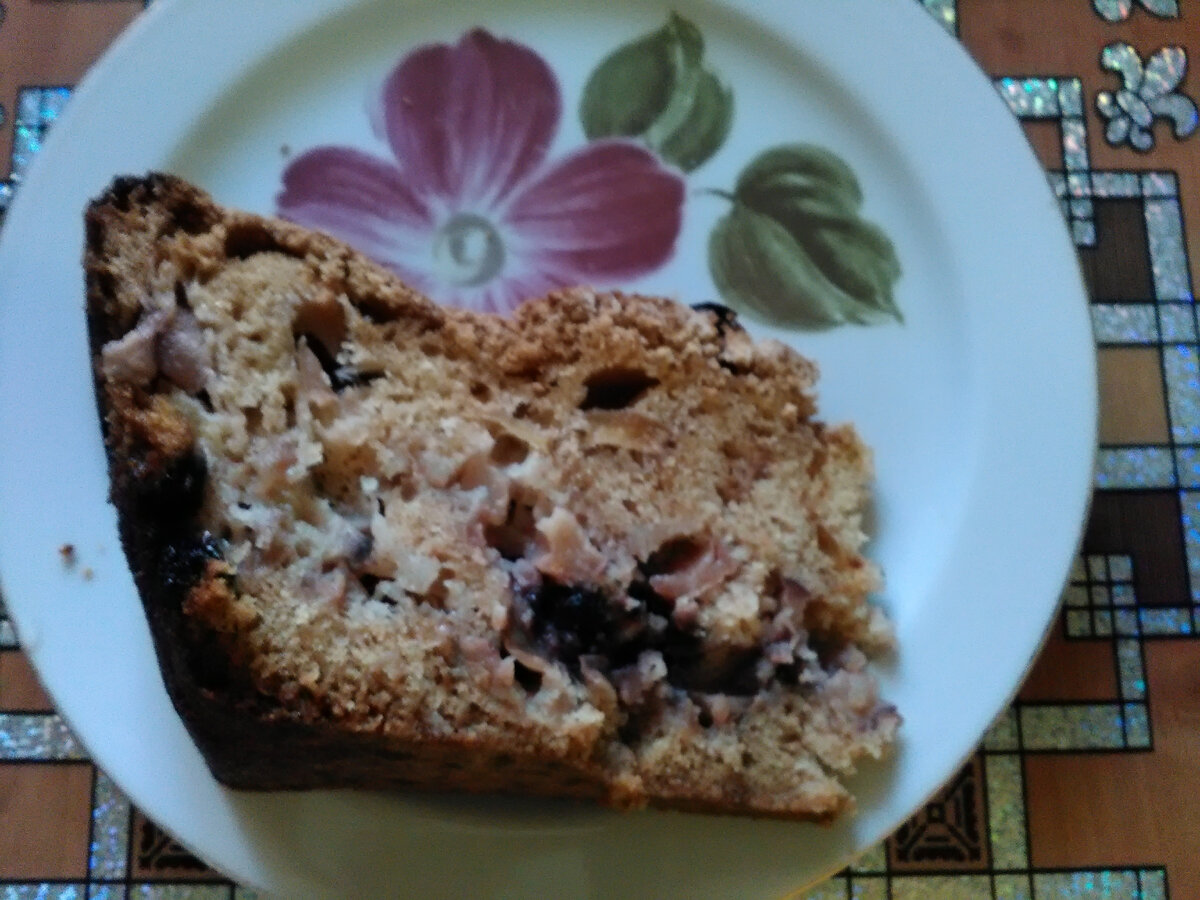 Шарлотка с черноплодкой и яблоками.