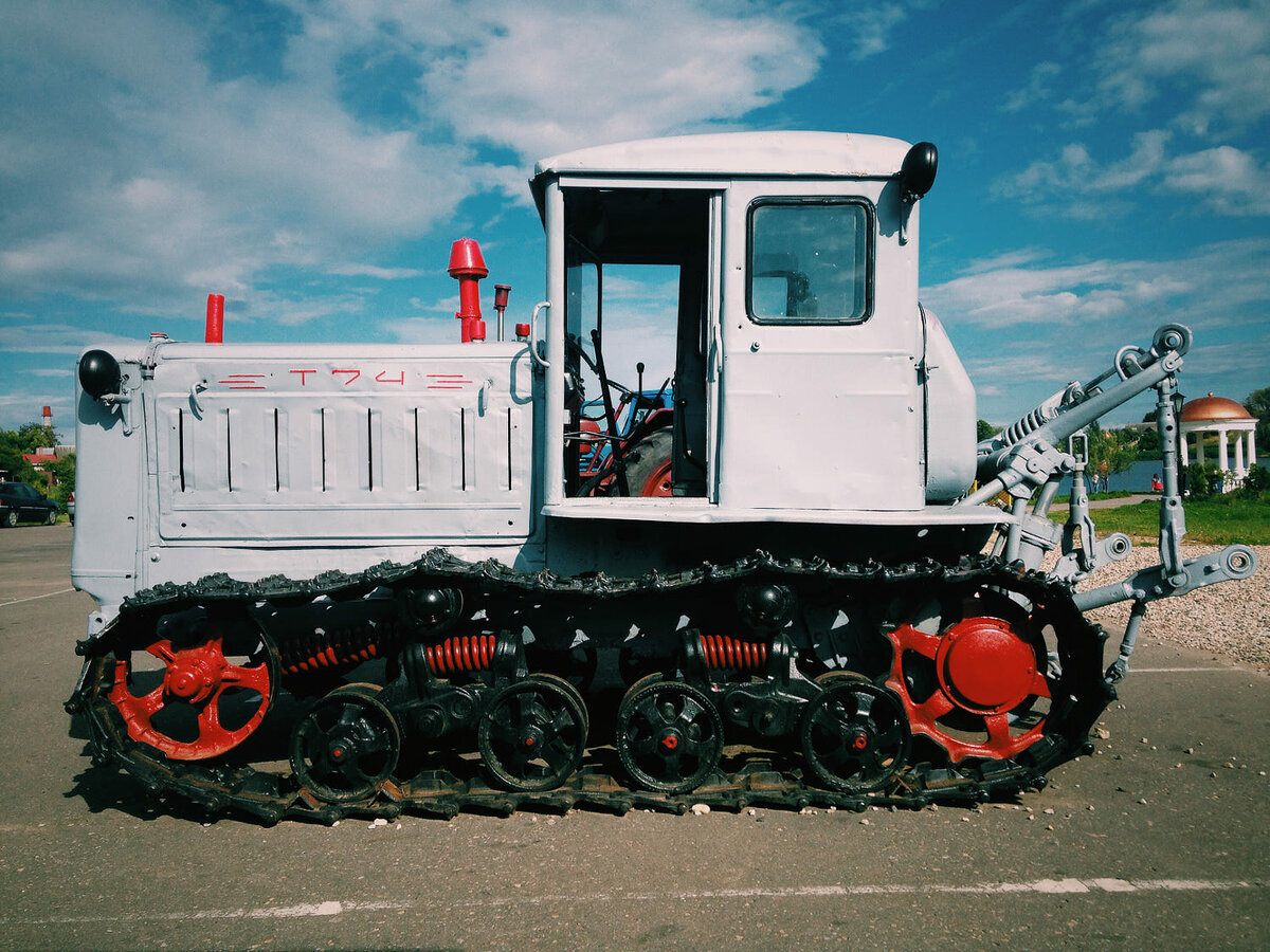 74 дт75. Хтз 74 трактор. Дт-75 трактор гусеничный. Т-75 трактор гусеничный. Хтз 74 трактор.