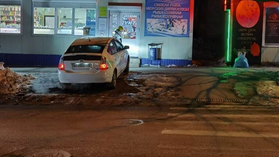 Почему не заехали. Машина на парковке. Автомобили новости. Парковки в центре Владивостока. Парковка дорогих машин.