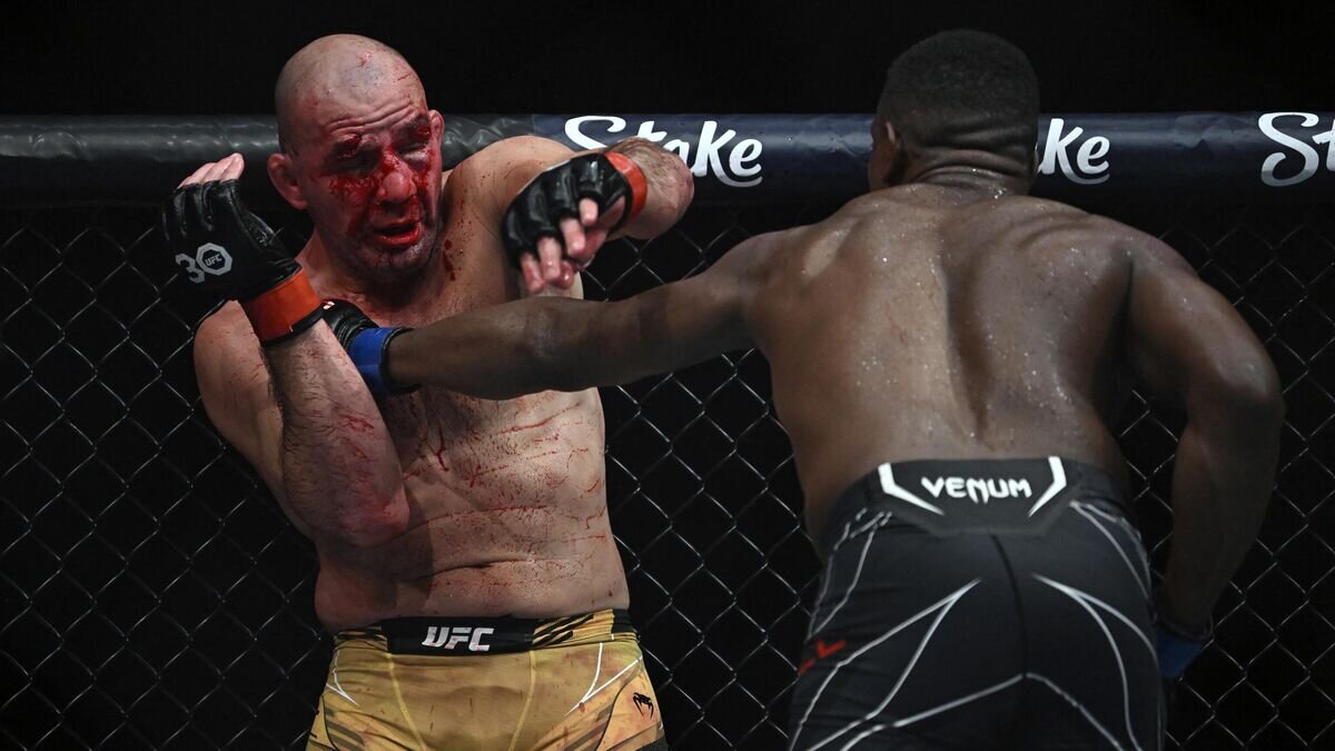    Эпизод боя Тейшейры против Хилла на UFC 283© AFP 2023 / MAURO PIMENTEL