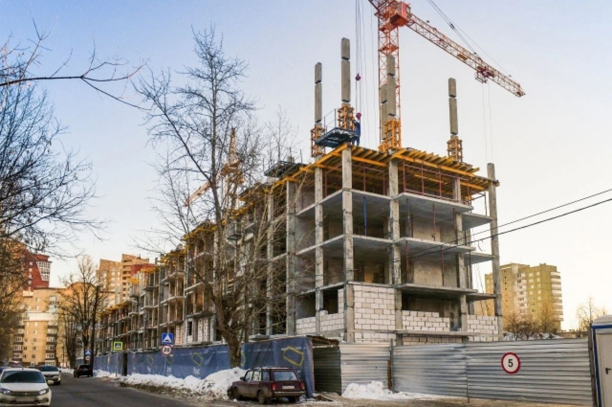    Стройка идёт на уровне 5 этажа.