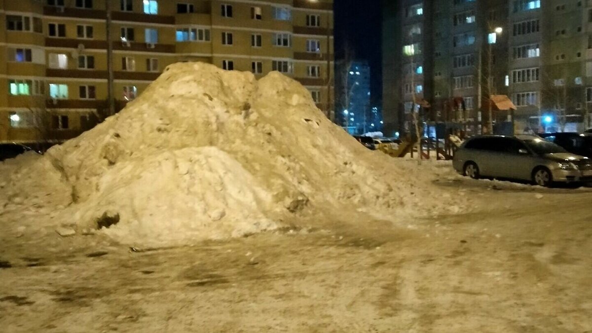     Опасная горка появилась во дворе дома на улице Михаила Сперанского, 19. Зимнюю горку местные жители оборудовали и горы невывезенного управляющей компанией снега. Правда, требованиям безопасности она не отвечает — накануне один ребенок уже получил, катаясь по ней вывих руки.