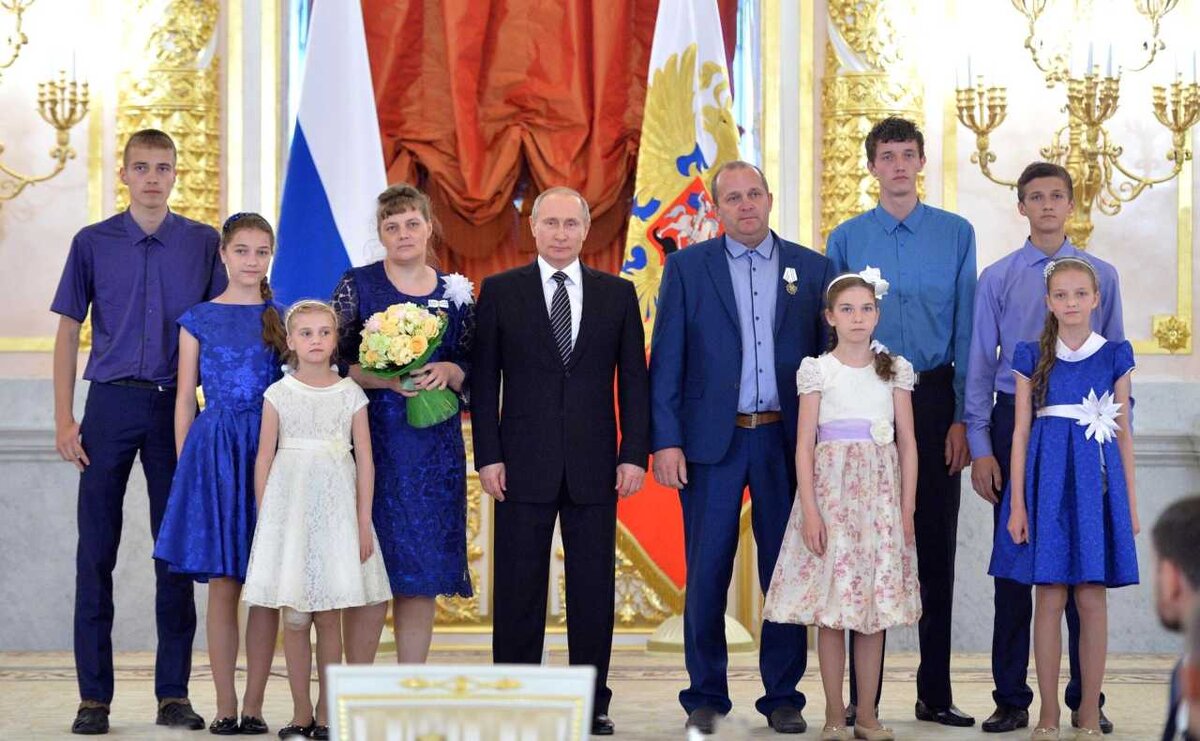 Президентская семья. Вручение ордена родительская Слава в Кремле. Семья президента России. Многодетные семьи в Кремле.
