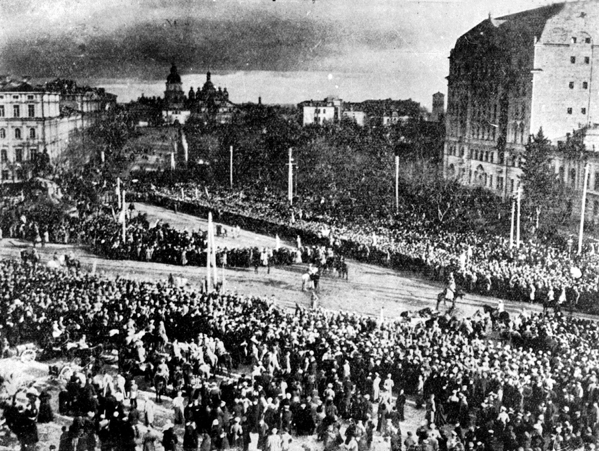 Митинг на Софийской площади в честь Дня злуки, 1919 год. Источник: https://tsdavo.gov.ua/gmedia/3-_0-183079-jpg/