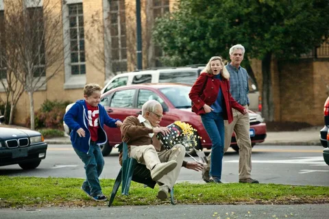 Тут внук ломает стул деду на глазах ничего не подозревающих людей)