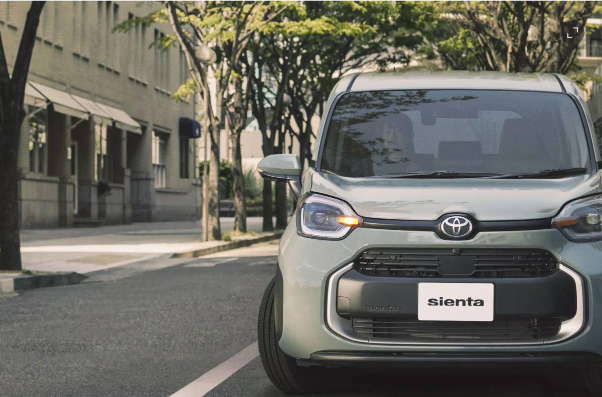 Это компактный и вместительный однообъемник со сдвижными задними дверьми и сравнительно длинной колесной базой.