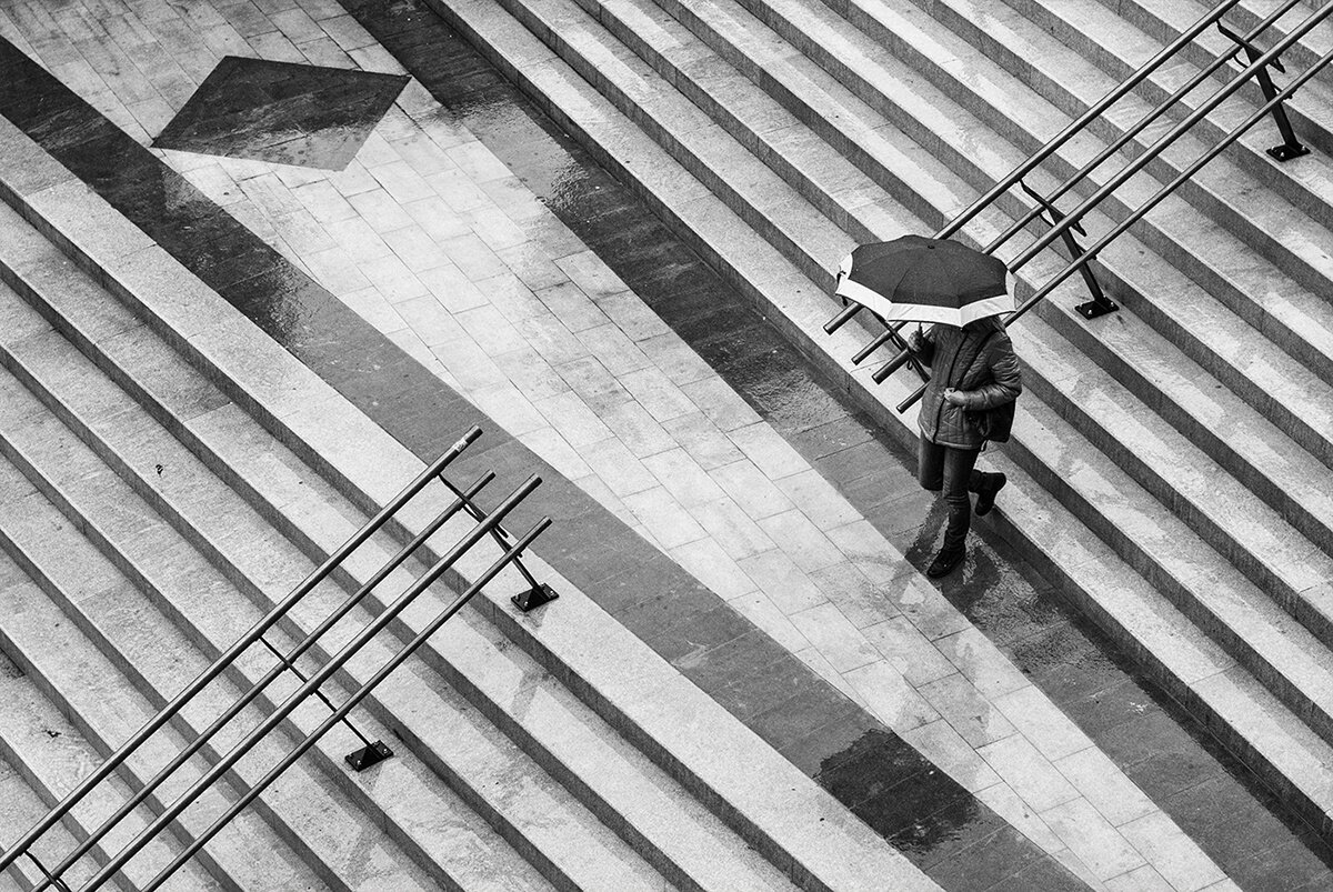    Расстановка предметов в кадре очень важна. От неё зависит, какой объект первым «зацепит» зрителя, какие ощущения он будет испытывать. Фото: mir-s3-cdn-cf.behance.net