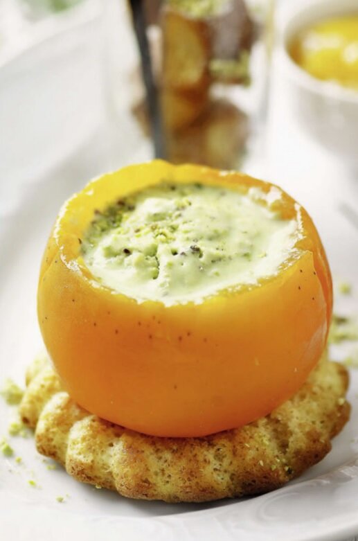 Вот так выглядит необычный и аппетитный низкокалорийный десерт из хурмы с начинкой из фисташкового мороженого