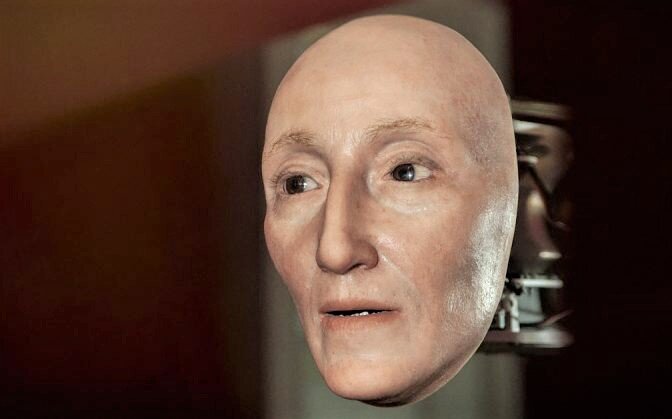 Именно так, по мнению художника, выглядела королева на самом деле. Сенсационная маска изготовлена с использованием самых современных технологий. 