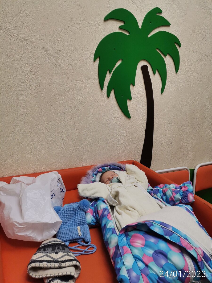 У гардероба в поликлинике 